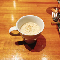 シャンパン食堂 - 本日のアミューズ:豆のクリームスープ