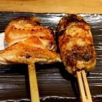焼き処 串まる - 左から手羽、つくね