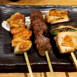焼き処 串まる - 左からポンジリ、砂肝、ネギマ