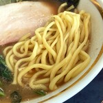 IEKEI KANSAI 王道家直系 我道家 - 王道家製麺の中太麺。