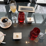 ジョバーノ - 食前にリンゴジュース、お水、コーヒー・紅茶、ホイップバターと蜂蜜がサーブされました