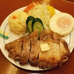 ステーキハウス ふくわか - ｢ポークステーキ｣ポテトサラダ付き900円＋目玉焼き100円。