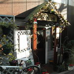 狭い路地にあります