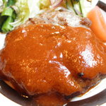 停車場 - ハンバーグにデミソースがかかっています