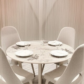 2～4名様のテーブル席　ストリングカーテンにて仕切られた半個室風空間