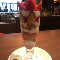 ユニオン スクエア トウキョウ - ストロベリー ＆ チーズケーキパフェ 1,800円（税込）