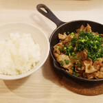 トンテキ食堂8 - 半ライス(100円)と絶品豚丼のアタマ(700円)