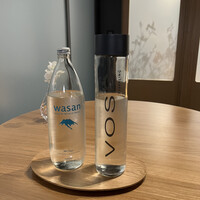 メゾン ケイ - 左：静岡産スティル水、右：スウェーデン産炭酸水