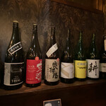 Kokutou - 棚に並んでいる日本酒