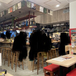 BEEF KITCHEN STAND - 写真のカウンターはイタリアン酒場とんとんとんきぃ、赤い椅子がビーフキッチンスタンドの店舗