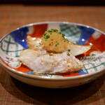 Taku zushi - ハッカク塩焼き
                        ホロホロとした身から抜群の脂が広がり、おろし醤油と浅葱が味を締める。