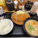 かつや - とん汁定食（ロースカツ）715円。