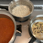 紀ノ国屋 - トマトソース(Salsa di pomodoro) に仕上げ、白インゲン豆を煮る、同時にカレー・スパイスを炙る