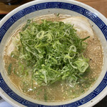 大分ラーメン 十八番 - ラーメン／650円が半額の325円にネギ増し＋70円