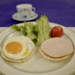 KINOKUNIYA - ポーチド・エッグ(poached egg) ではなく、目玉焼き(sunny-side up) だけを載せたエッグ・ベネディクト(Eggs Benedict) 、オリーブオイル、ソーセージ