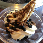 牛角 - ソフトクリーム（チョコソース／カカオビスケット／チョコクランチ）