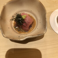鮨　日本橋　鰤門 - 胡麻味噌あしらわれるマグロ