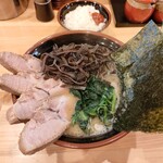 横浜ラーメン 北村家 - 芸術品 チャーシュー麺 きくらげトッピング 