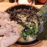 横浜ラーメン 北村家 - ゴマたっぷりフリフリ