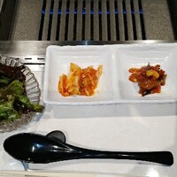 和牛焼肉 ワンダフィレ - サラダ、キムチ盛り合わせ