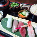 花藤 - にぎり・うどん（そば）ランチセット　８８０円