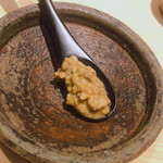 温石 - 赤座海老の頭の味噌です。お出汁で軽く温め、ツマミで供しました