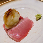 温石 - 宮城沖からめじ鮪が届きます。手前はお腹部位の大トロ。後ろは恐らく背中の中トロです。大根おろしとマスタードがメジの青い脂を斬ります