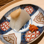 温石 - 聖護院大根の風呂吹きです。手前の自家製柚子胡椒がウンマイのなんのって。チビチビとお箸で摘んで燗酒で流し込みます。