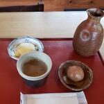 Ushioji - 漬物、蕎麦饅頭、お茶に蕎麦つゆ