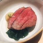 温石 - 知床牛のトウガラシ。肩肉の一部ですが肉質はモモに近いかも。超希少部位。赤身の王様です。