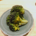 温石 - 地物のブロッコリーの付け焼きです。お好み焼きのキャベツのような香りに悶絶します