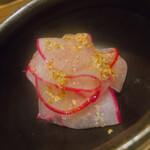 温石 - 口直しの赤蕪の胡麻酢和え。お皿の流れが美しい