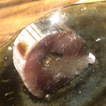 温石 - 真鯖の押し寿司。脂の素晴らしい甘味に陶然とするラッコ