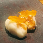 温石 - 百合根を湯掻いて裏漉しし、キャラメリゼした胡桃を包みました。トッピングは金柑の甘露煮です