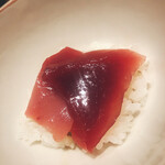 温石 - 二膳目はめじ鮪の赤身です。このルビー色の煌めきに朦朧とするラッコ。さっ、誘われてんのかなぁ、アハッ\(//∇//)\