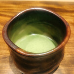 温石 - 〆は抹茶。目の前でひとつひとつ、丁寧に仕上げます。器は志野焼。作者は高名な酒井甲夫氏です。素敵ですね。