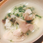 温石 - 蛤をお出汁に投入。緑は浜名湖産の青海苔です。ご飯の間には、隠した知床牛