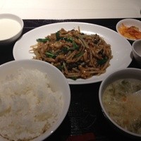 御膳房 六本木店 - 豚細切りとモヤシ、ニラの醤油炒め　950円