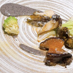 傳火 鉄板焼 - 活あわびと煮あわびの昆布蒸し　胡麻ソース