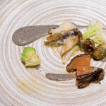 傳火 鉄板焼 - 活あわびと煮あわびの昆布蒸し　胡麻ソース