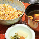 傳火 鉄板焼 - たらば蟹の焼飯