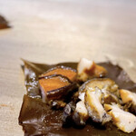 傳火 鉄板焼 - 活あわびと煮あわびの昆布蒸し　胡麻ソース