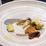 傳火 鉄板焼 - 活あわびと煮あわびの昆布蒸し　胡麻ソース