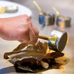 傳火 鉄板焼 - 活あわびと煮あわびの昆布蒸し　胡麻ソース