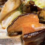 傳火 鉄板焼 - 活あわびと煮あわびの昆布蒸し　胡麻ソース