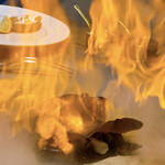 傳火 鉄板焼 - 活あわびと煮あわびの昆布蒸し　胡麻ソース