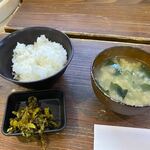 Aozora Shokudou - 注文が終わるとご飯と味噌汁はセルフでテーブルに運んで来ます、私はご飯は麦ごはんを選んでみました。