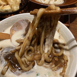 Izou - 白いカレーうどん（麺リフト）