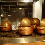 レストラン酢重正之 - ゴハンはこの銅釜で炊いています。