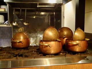 レストラン酢重正之 - ゴハンはこの銅釜で炊いています。